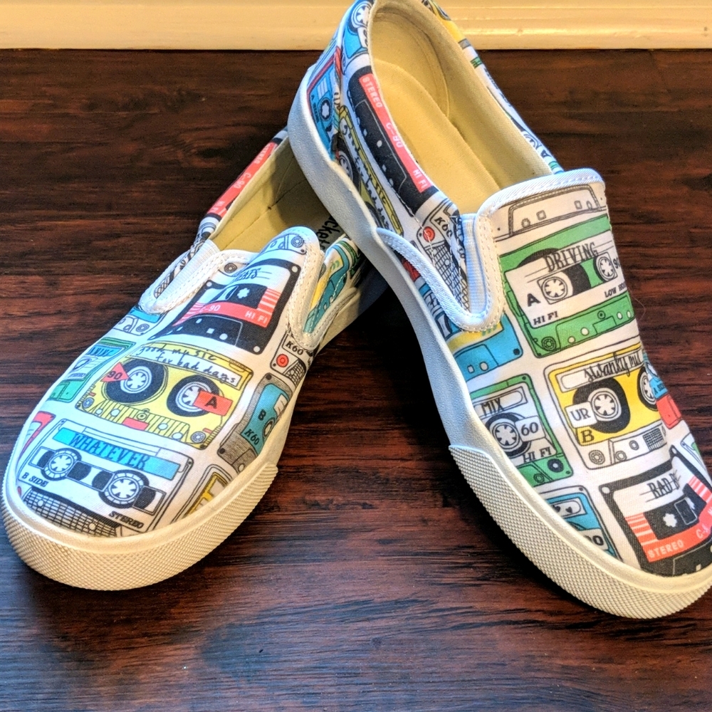 Bucketfeet slides Cassette Tape Print